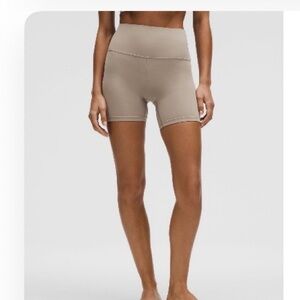 NWT lululemon Align™ High-Rise Short 6"
Colour Warm Ash Grey Size 10